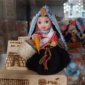 Muñeca Artesanal "Tejedora de Huánuco"